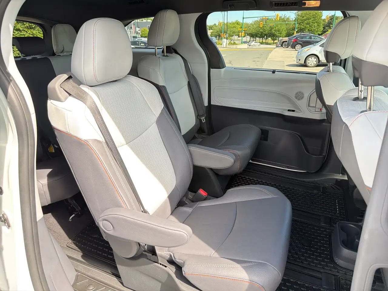 Toyota Sienna снимка Toyota Sienna