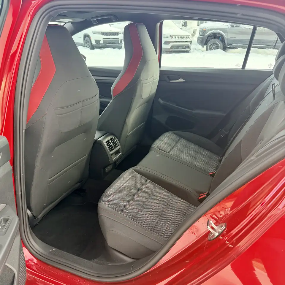 Volkswagen Golf GTI снимка Volkswagen Golf GTI