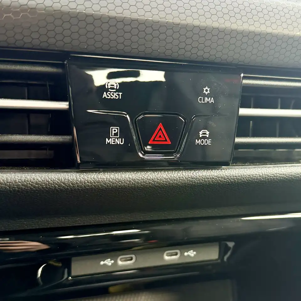 Volkswagen Golf GTI снимка Volkswagen Golf GTI