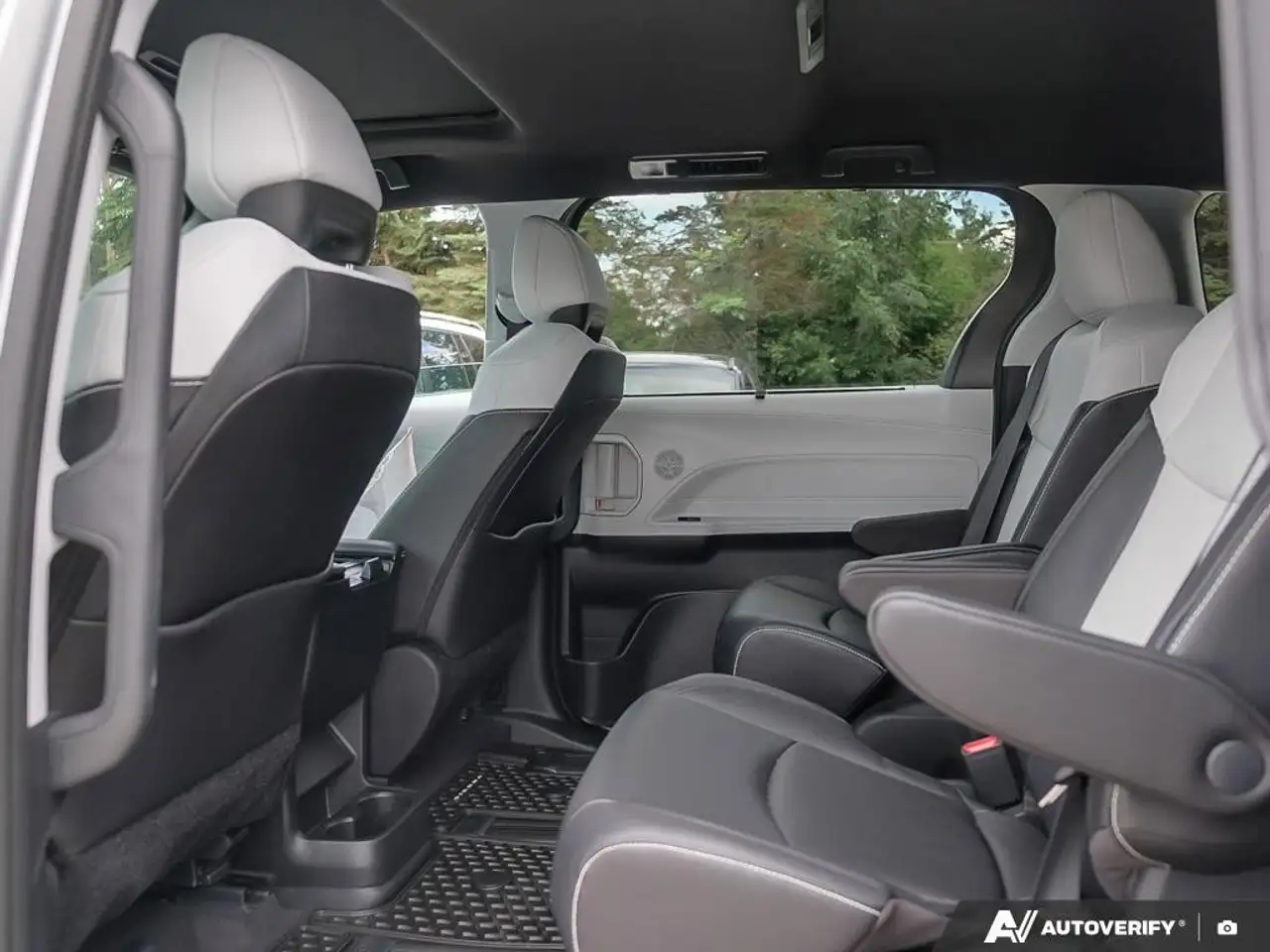 Toyota Sienna снимка Toyota Sienna