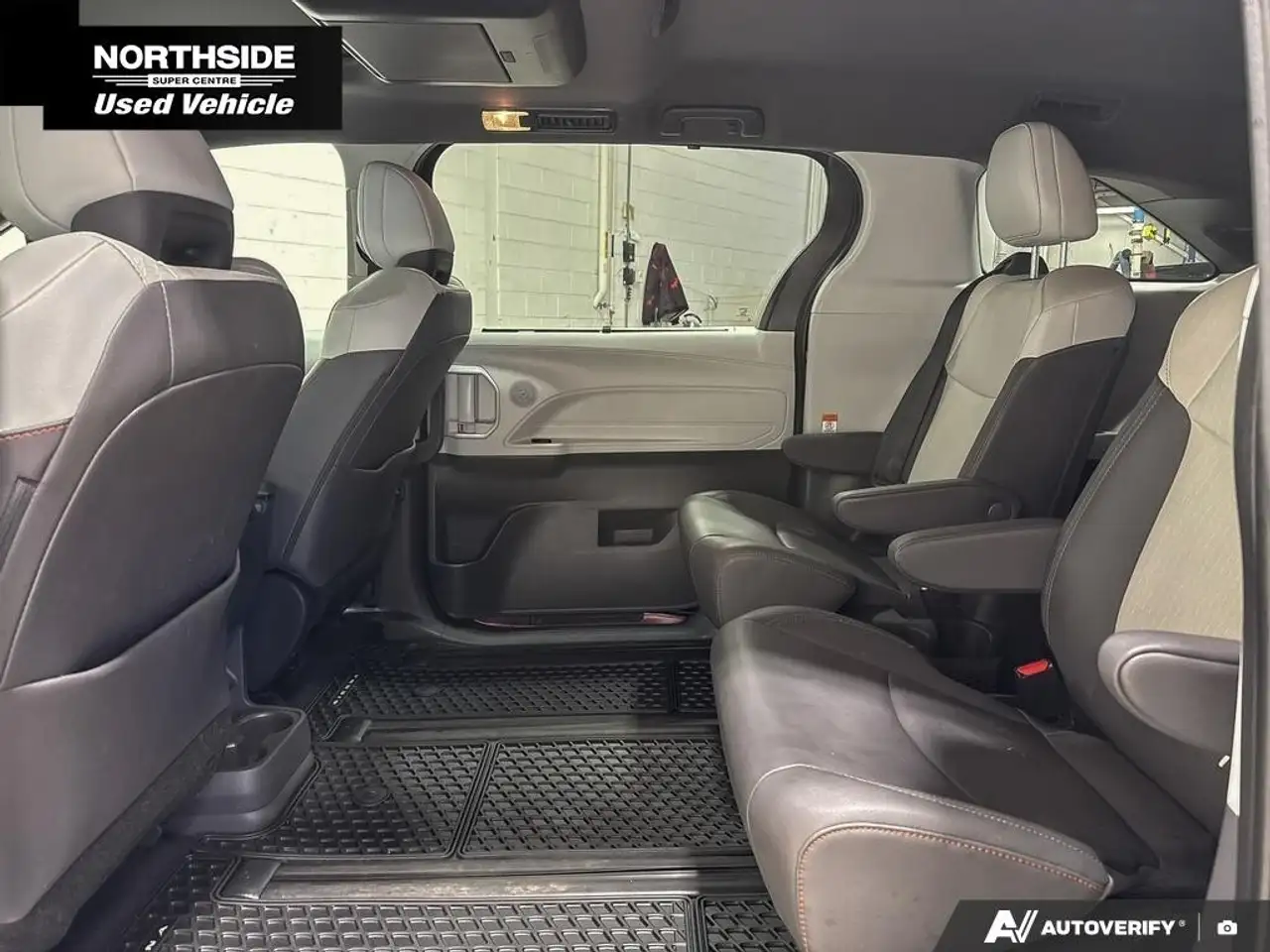 Toyota Sienna снимка Toyota Sienna