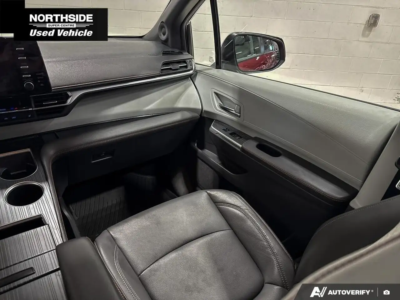 Toyota Sienna снимка Toyota Sienna