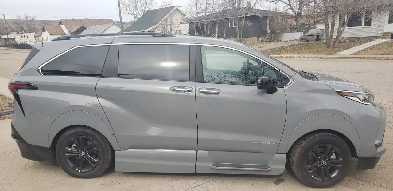 Toyota Sienna снимка Toyota Sienna
