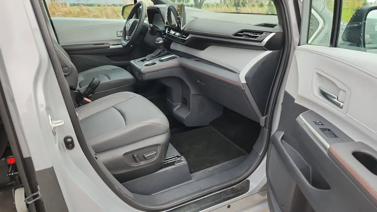 Toyota Sienna снимка Toyota Sienna