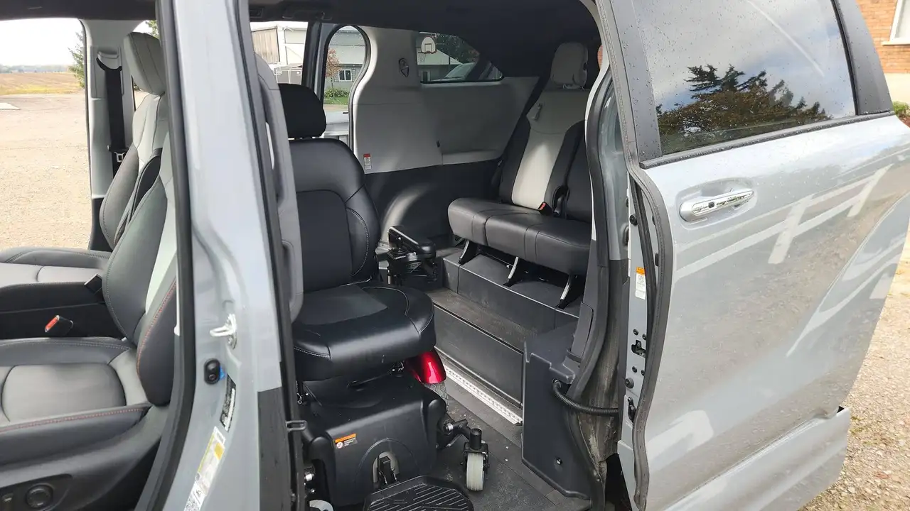 Toyota Sienna снимка Toyota Sienna