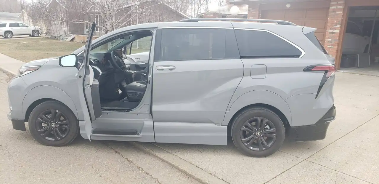 Toyota Sienna снимка Toyota Sienna