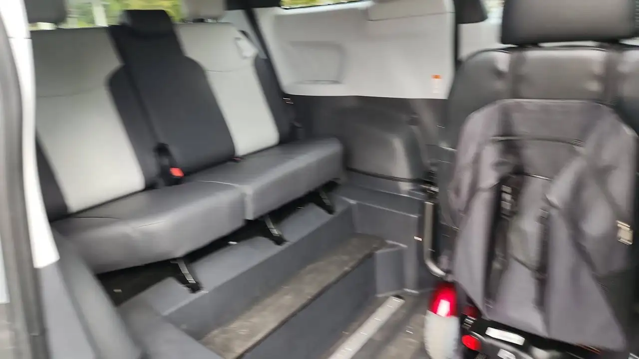 Toyota Sienna снимка Toyota Sienna