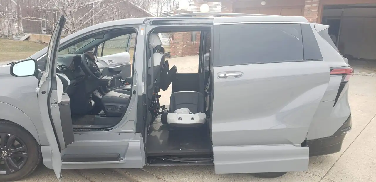 Toyota Sienna снимка Toyota Sienna