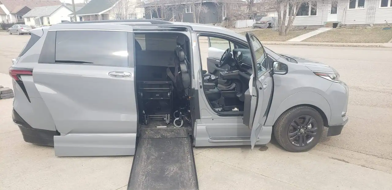 Toyota Sienna снимка Toyota Sienna