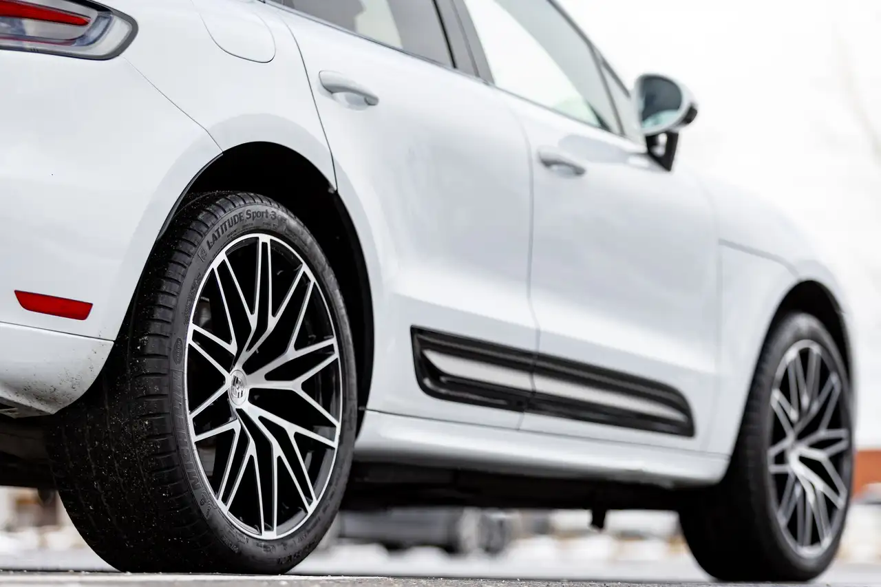 Porsche Macan photo Porsche Macan