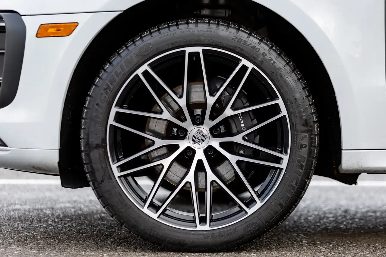 Porsche Macan photo Porsche Macan