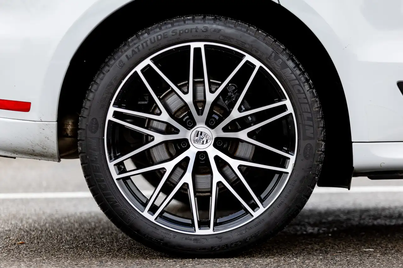 Porsche Macan photo Porsche Macan