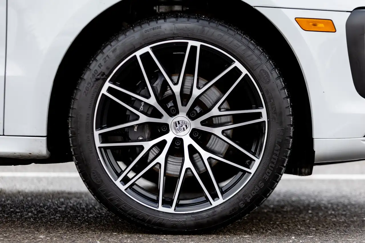 Porsche Macan photo Porsche Macan