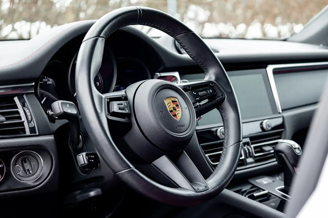 Porsche Macan photo Porsche Macan