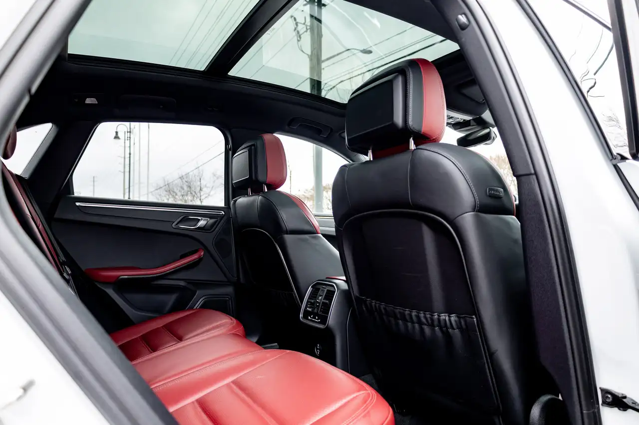 Porsche Macan photo Porsche Macan