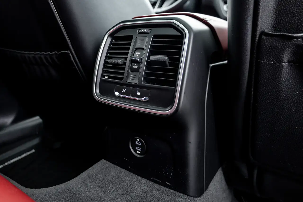 Porsche Macan photo Porsche Macan