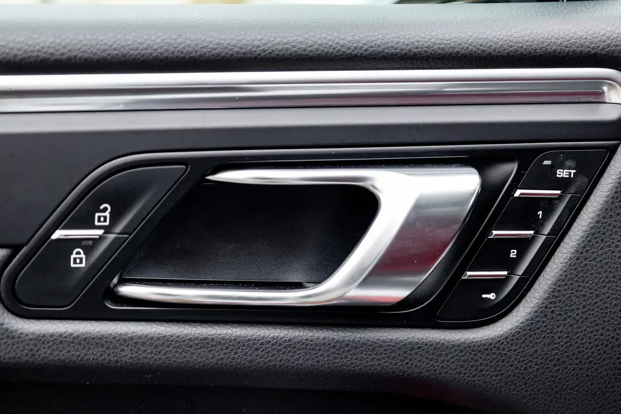 Porsche Macan photo Porsche Macan