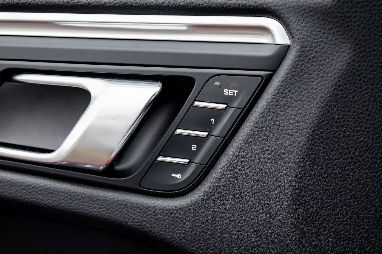 Porsche Macan photo Porsche Macan
