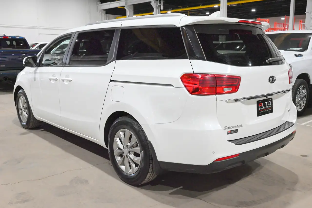Kia Sedona снимка Kia Sedona