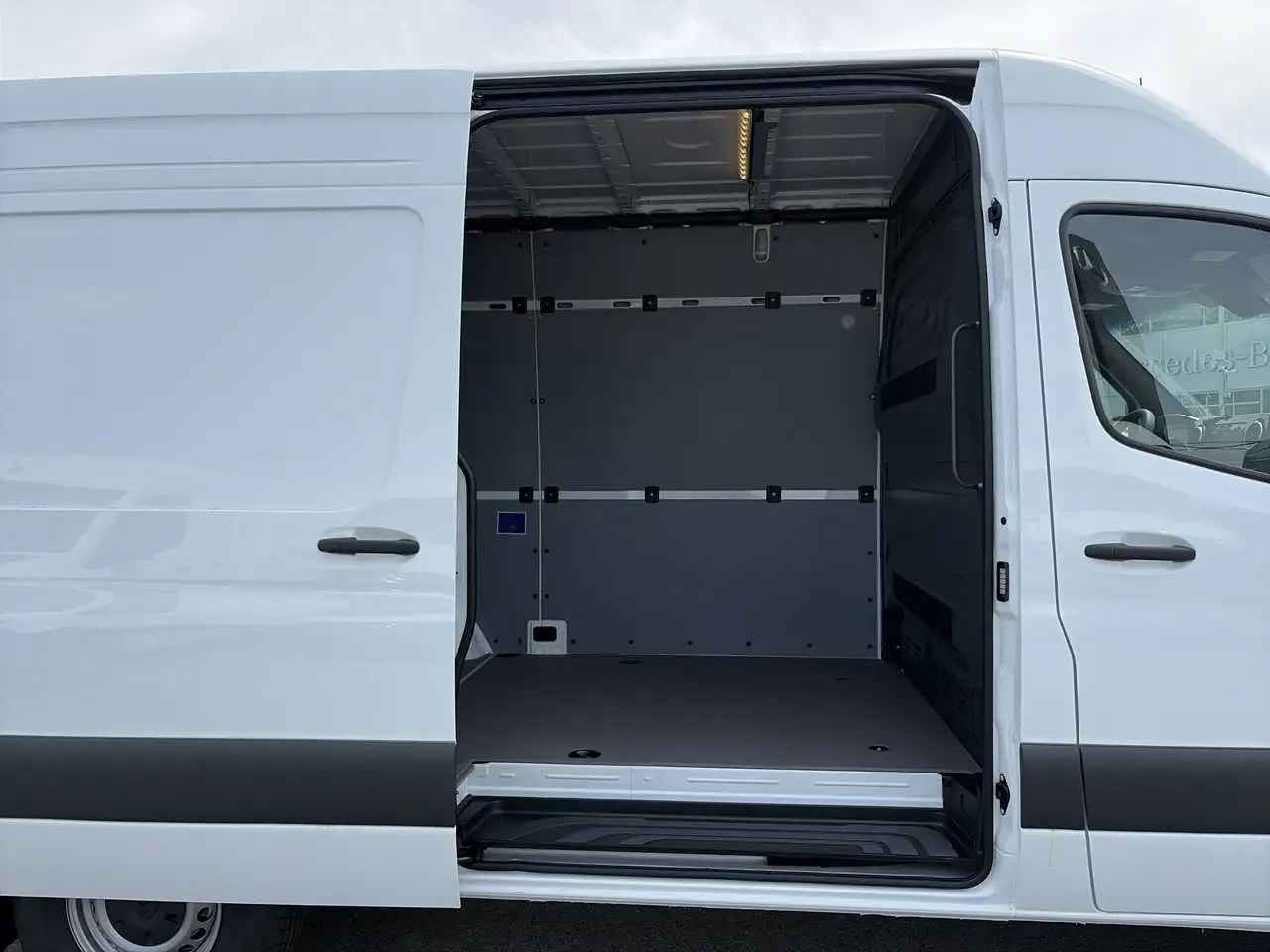 Mercedes-Benz Sprinter photo Mercedes-Benz Sprinter