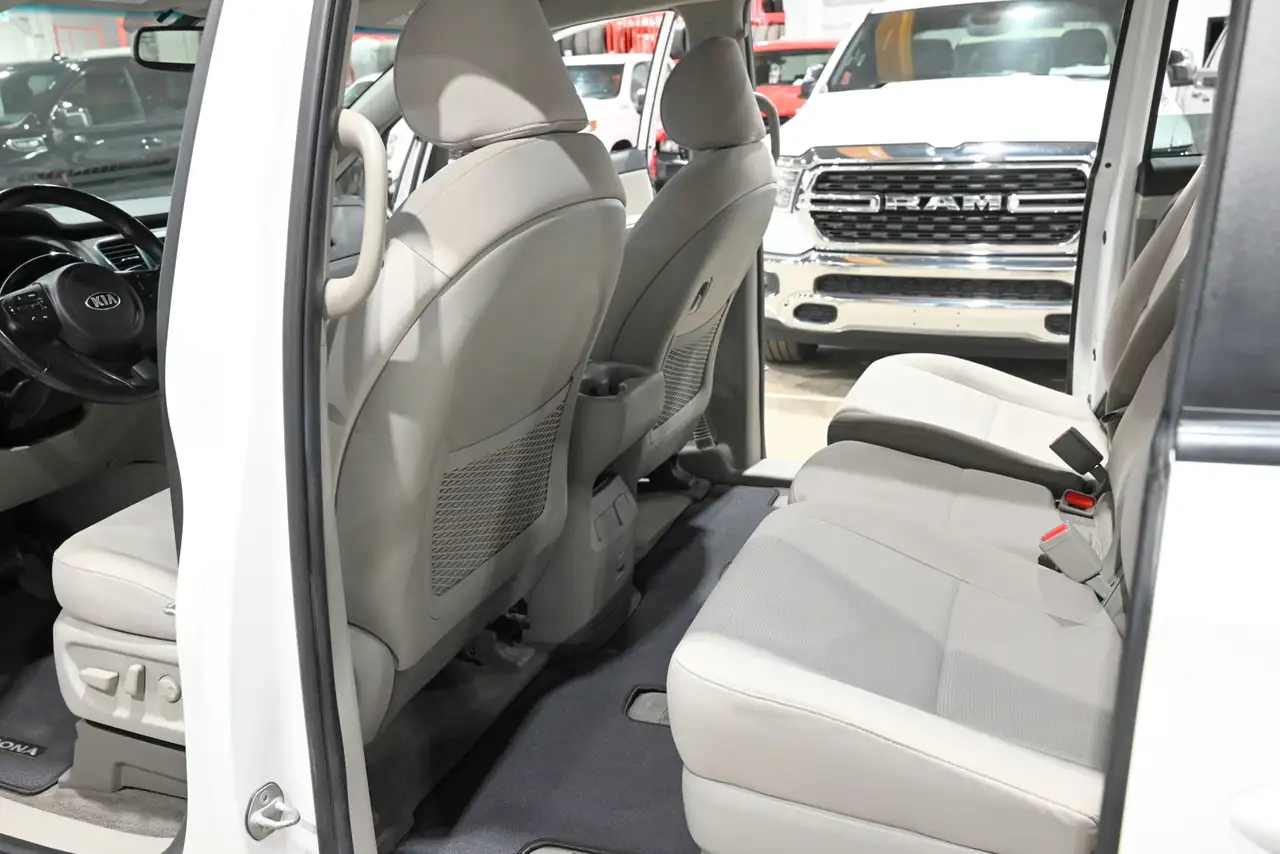 Kia Sedona снимка Kia Sedona