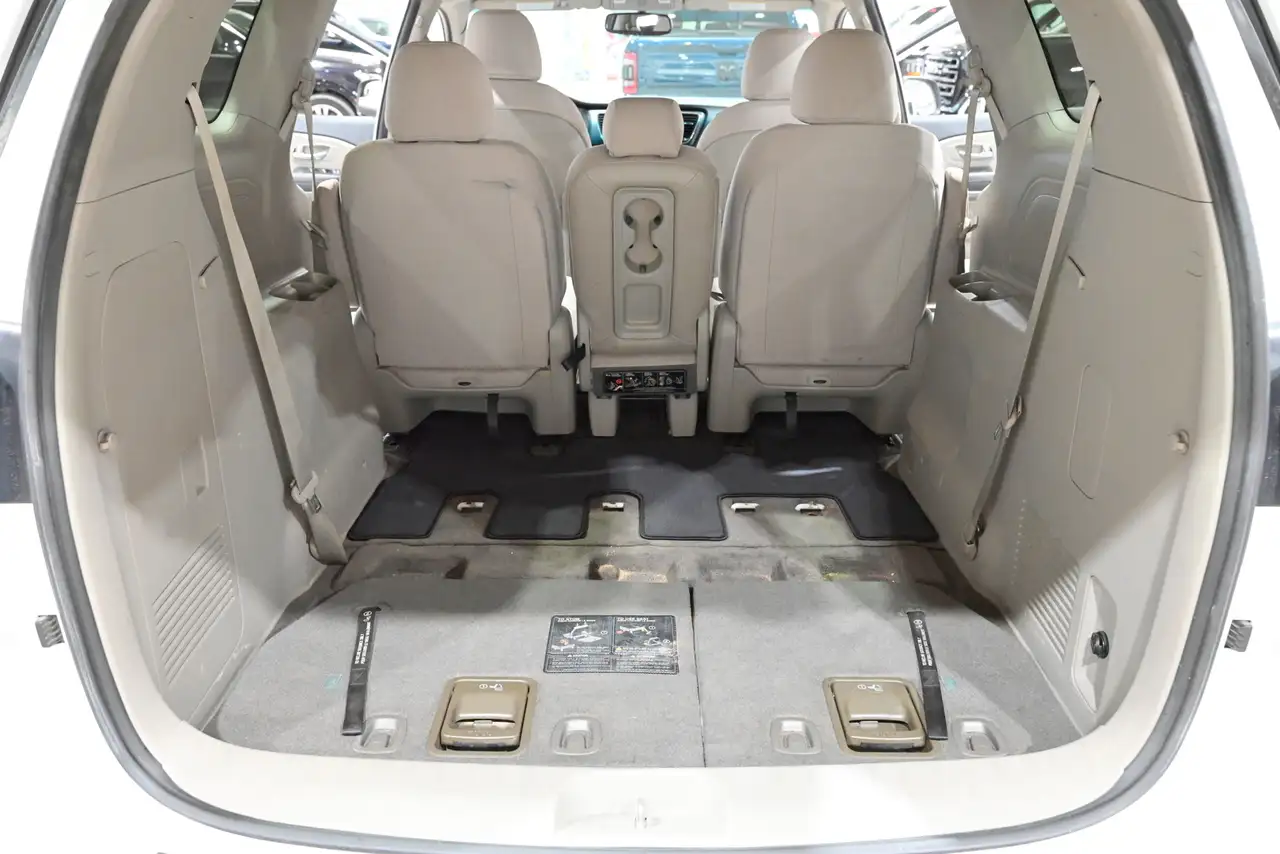 Kia Sedona снимка Kia Sedona