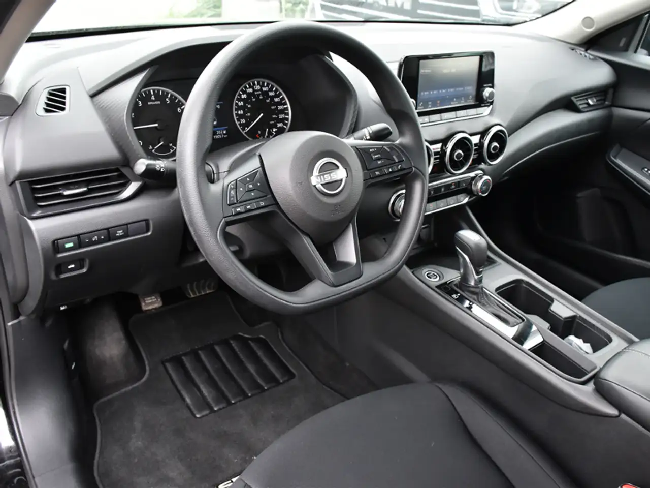 Nissan Sentra снимка Nissan Sentra