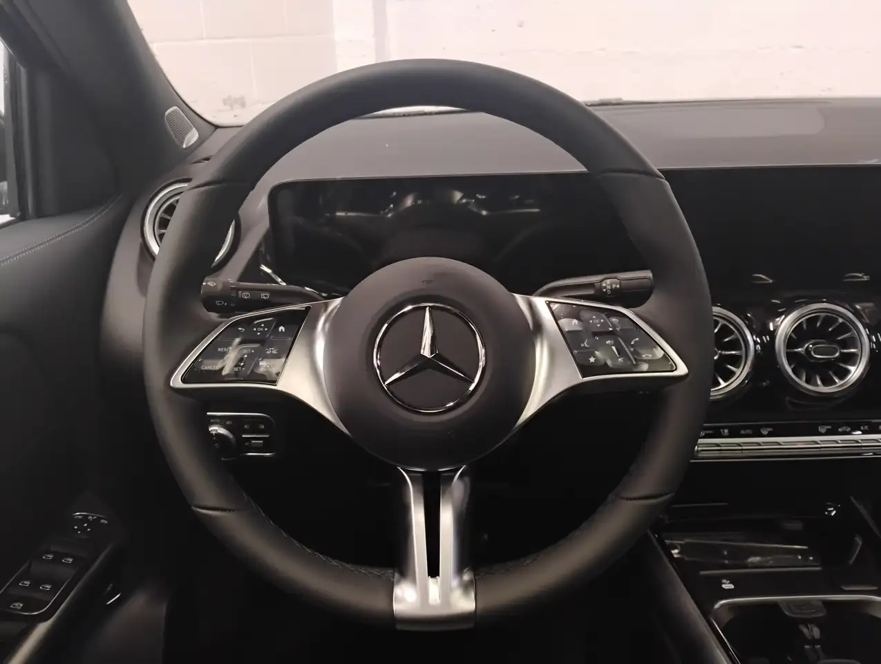 Mercedes-Benz GLA снимка Mercedes-Benz GLA
