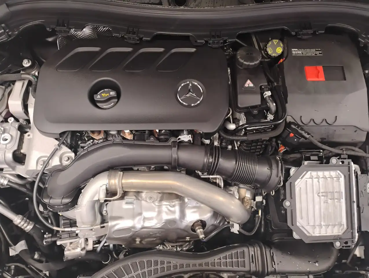 Mercedes-Benz GLA снимка Mercedes-Benz GLA