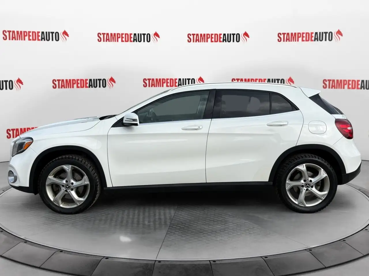 Mercedes-Benz GLA снимка Mercedes-Benz GLA