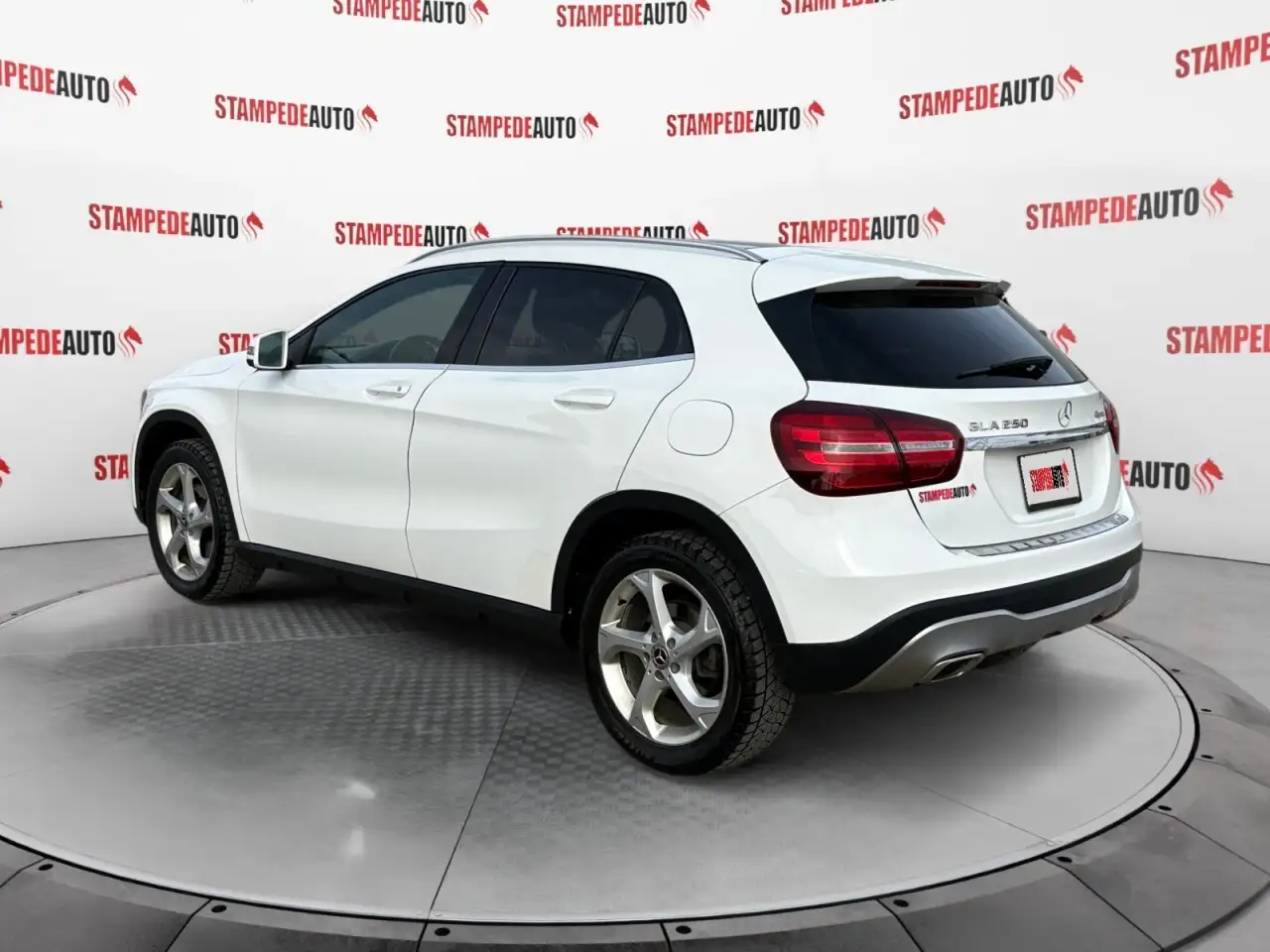 Mercedes-Benz GLA снимка Mercedes-Benz GLA