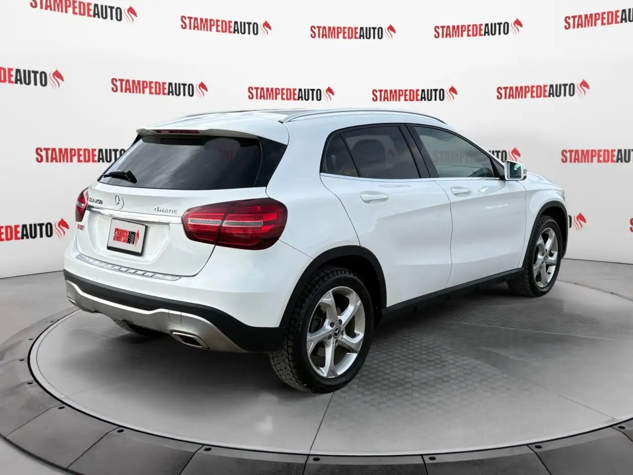 Mercedes-Benz GLA снимка Mercedes-Benz GLA