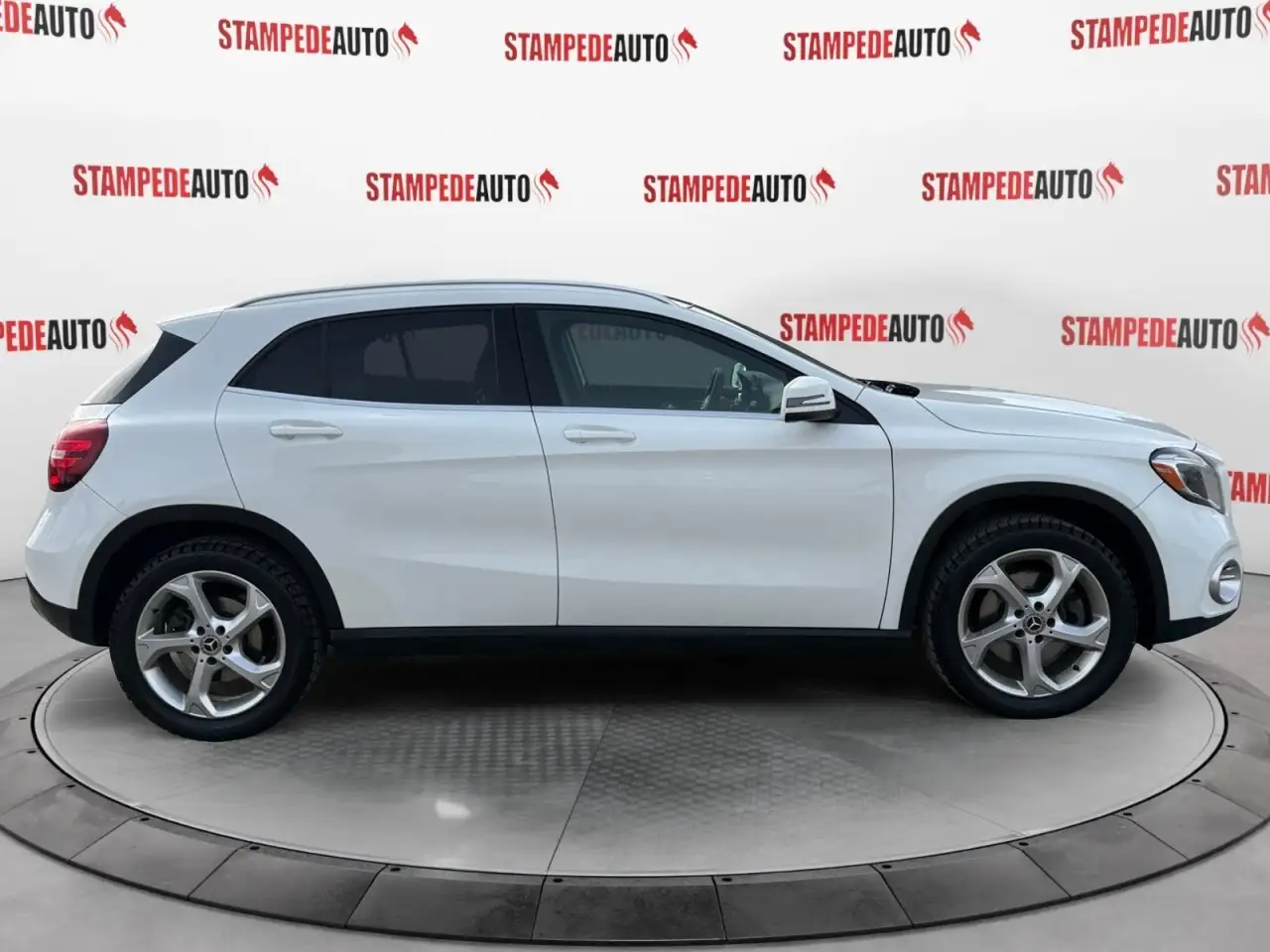 Mercedes-Benz GLA снимка Mercedes-Benz GLA