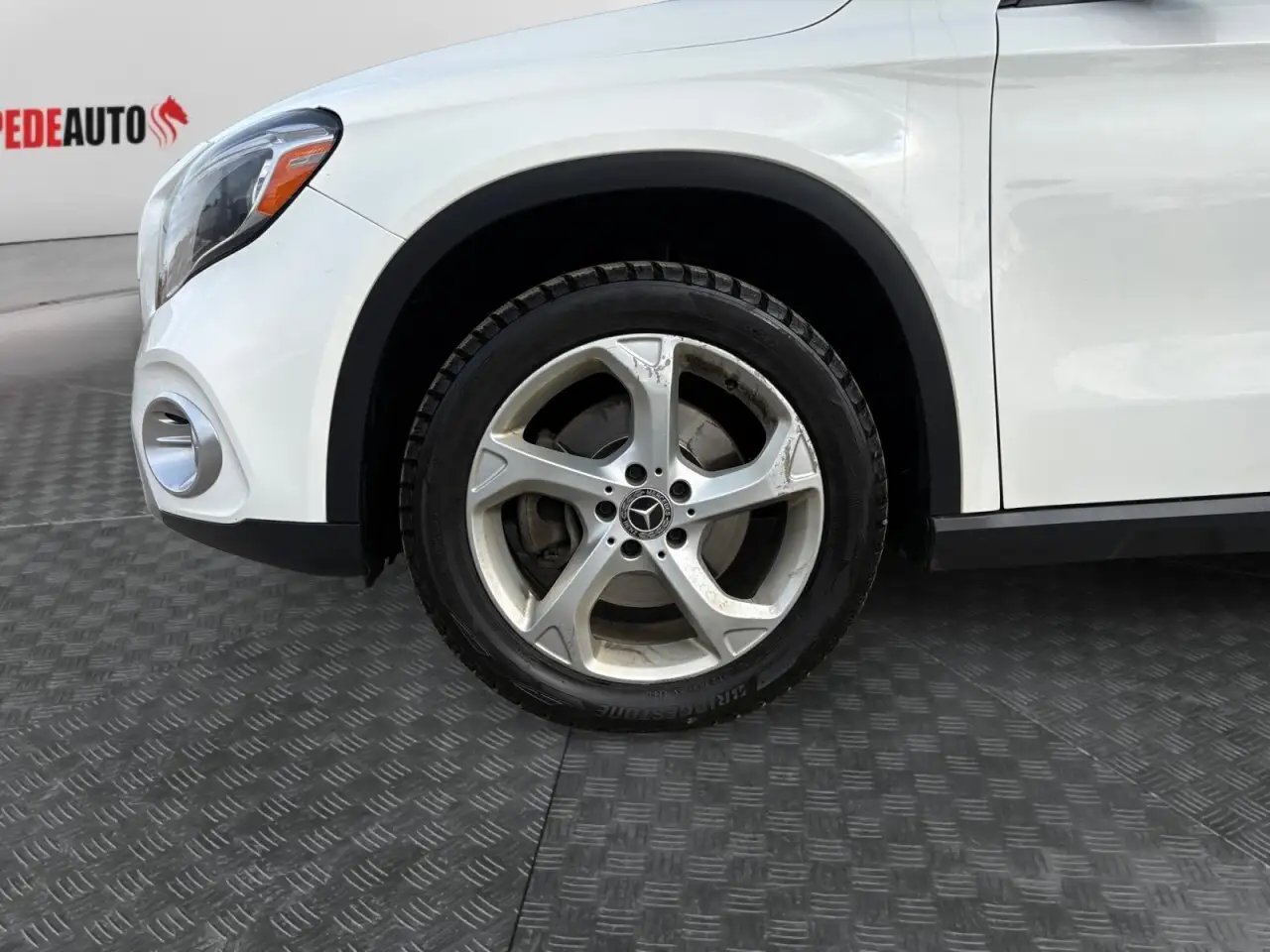 Mercedes-Benz GLA снимка Mercedes-Benz GLA