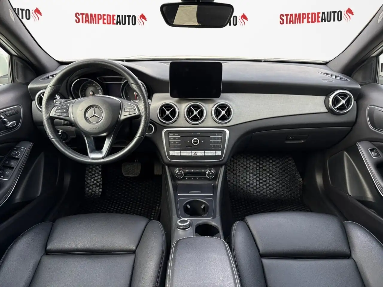 Mercedes-Benz GLA снимка Mercedes-Benz GLA