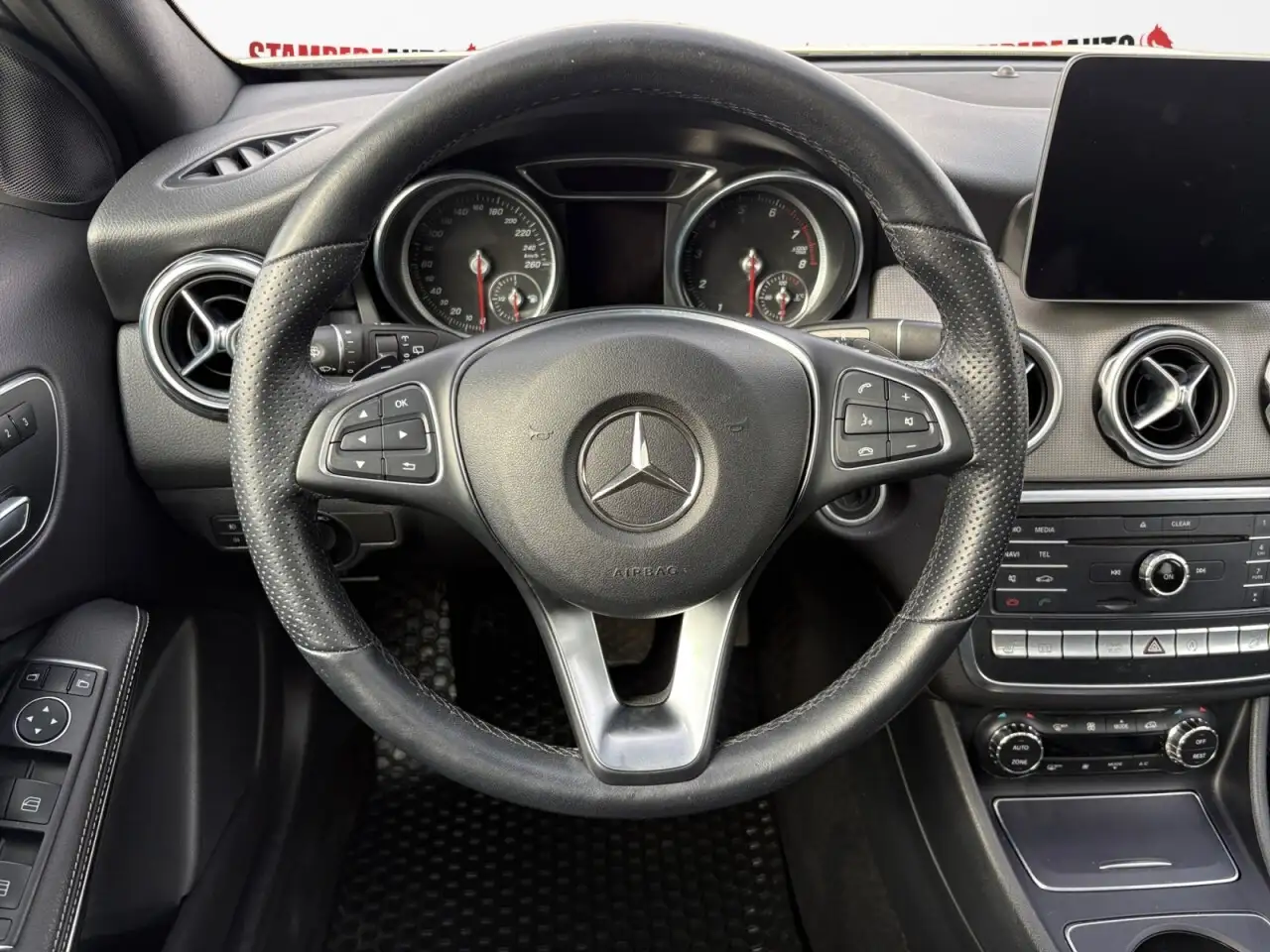 Mercedes-Benz GLA снимка Mercedes-Benz GLA