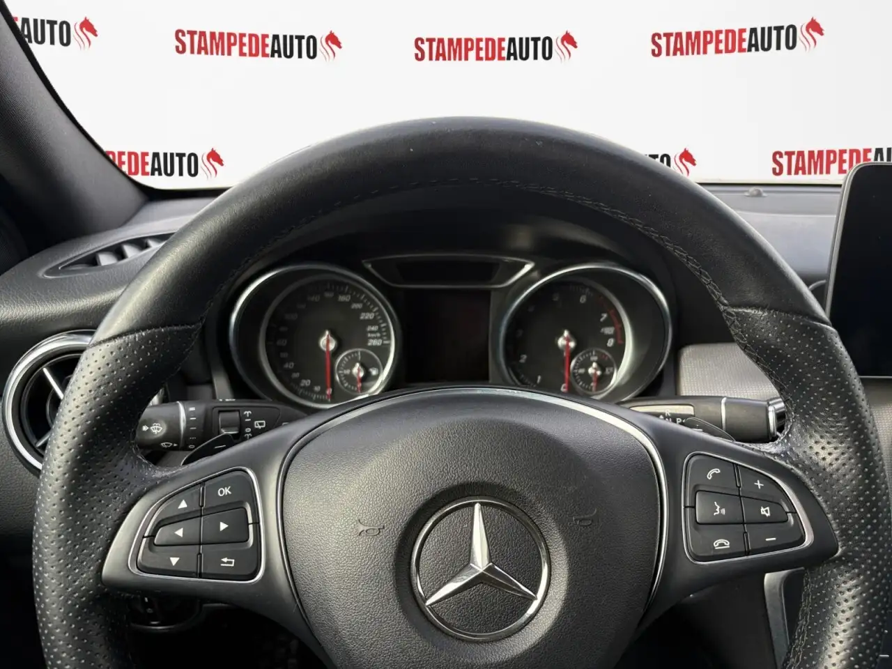 Mercedes-Benz GLA снимка Mercedes-Benz GLA