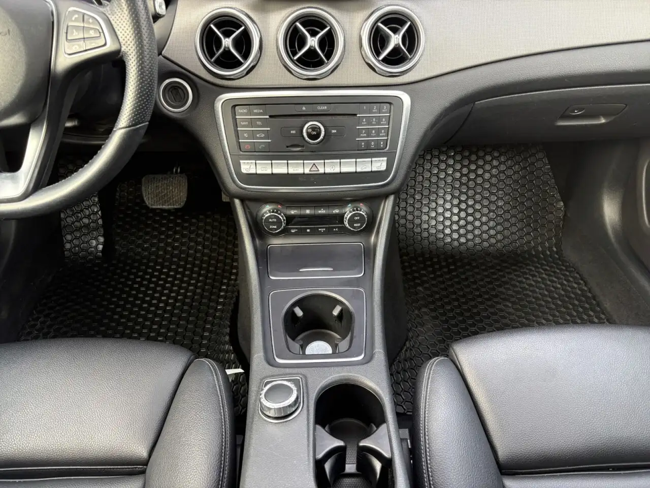 Mercedes-Benz GLA снимка Mercedes-Benz GLA