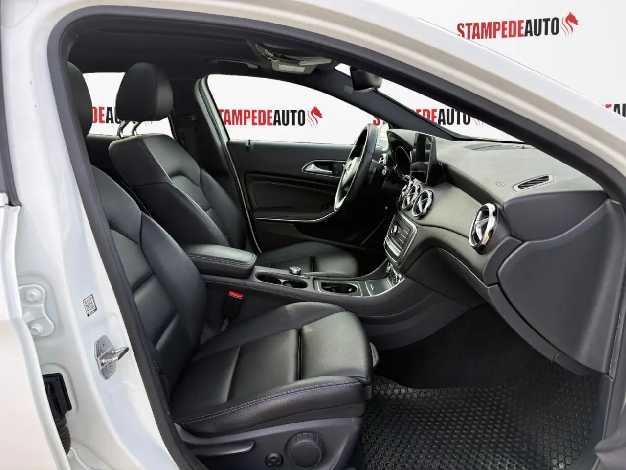 Mercedes-Benz GLA снимка Mercedes-Benz GLA