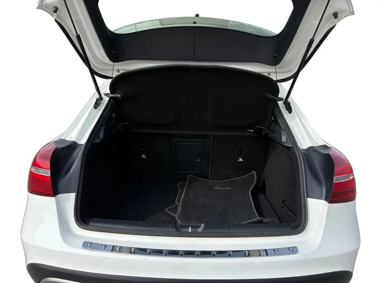 Mercedes-Benz GLA снимка Mercedes-Benz GLA