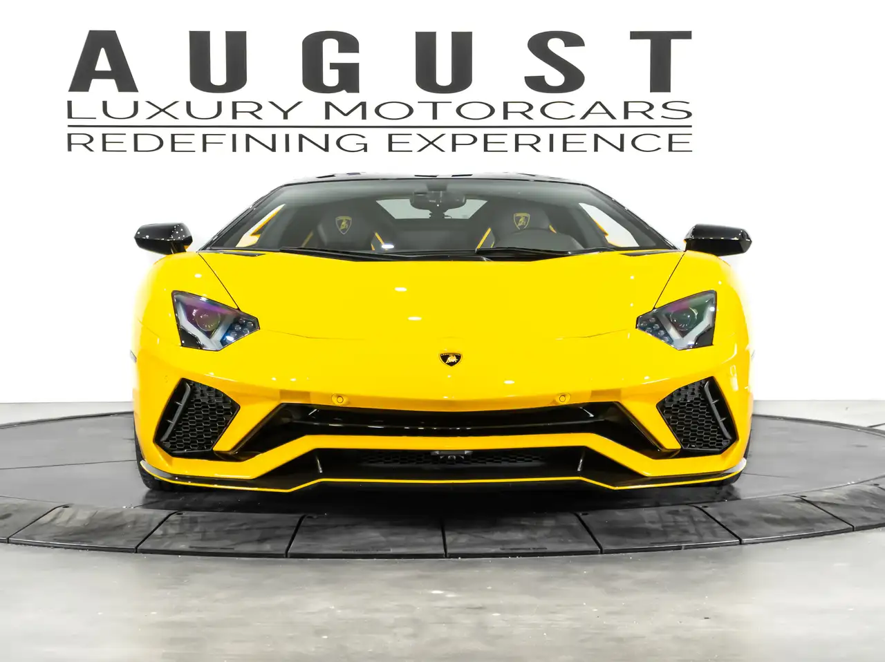 Lamborghini Aventador снимка Lamborghini Aventador