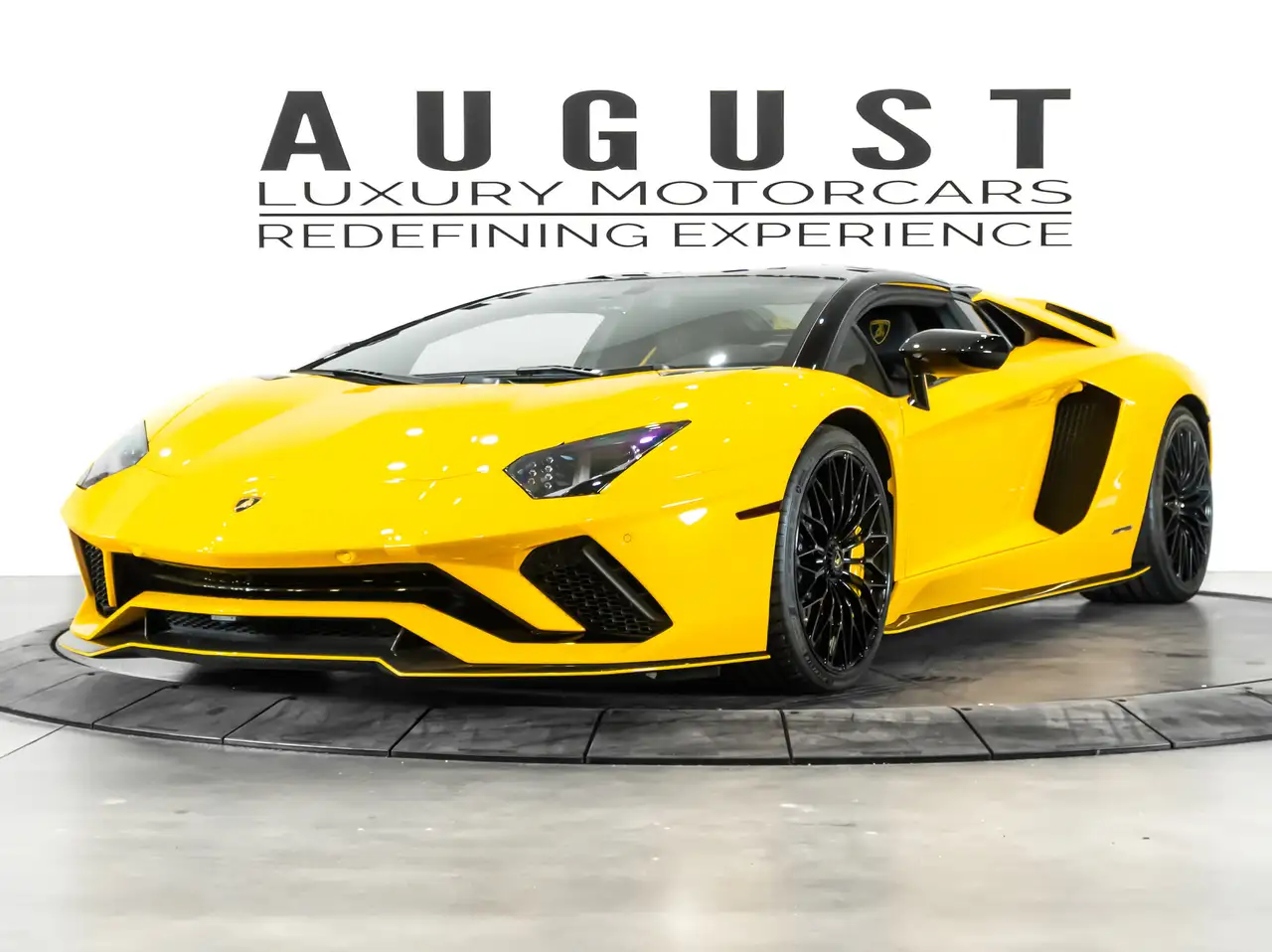 Lamborghini Aventador снимка Lamborghini Aventador