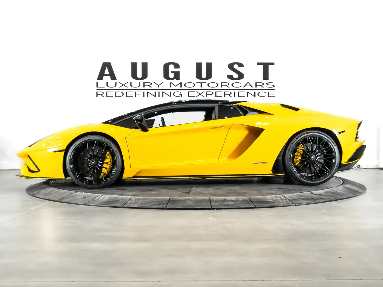 Lamborghini Aventador снимка Lamborghini Aventador