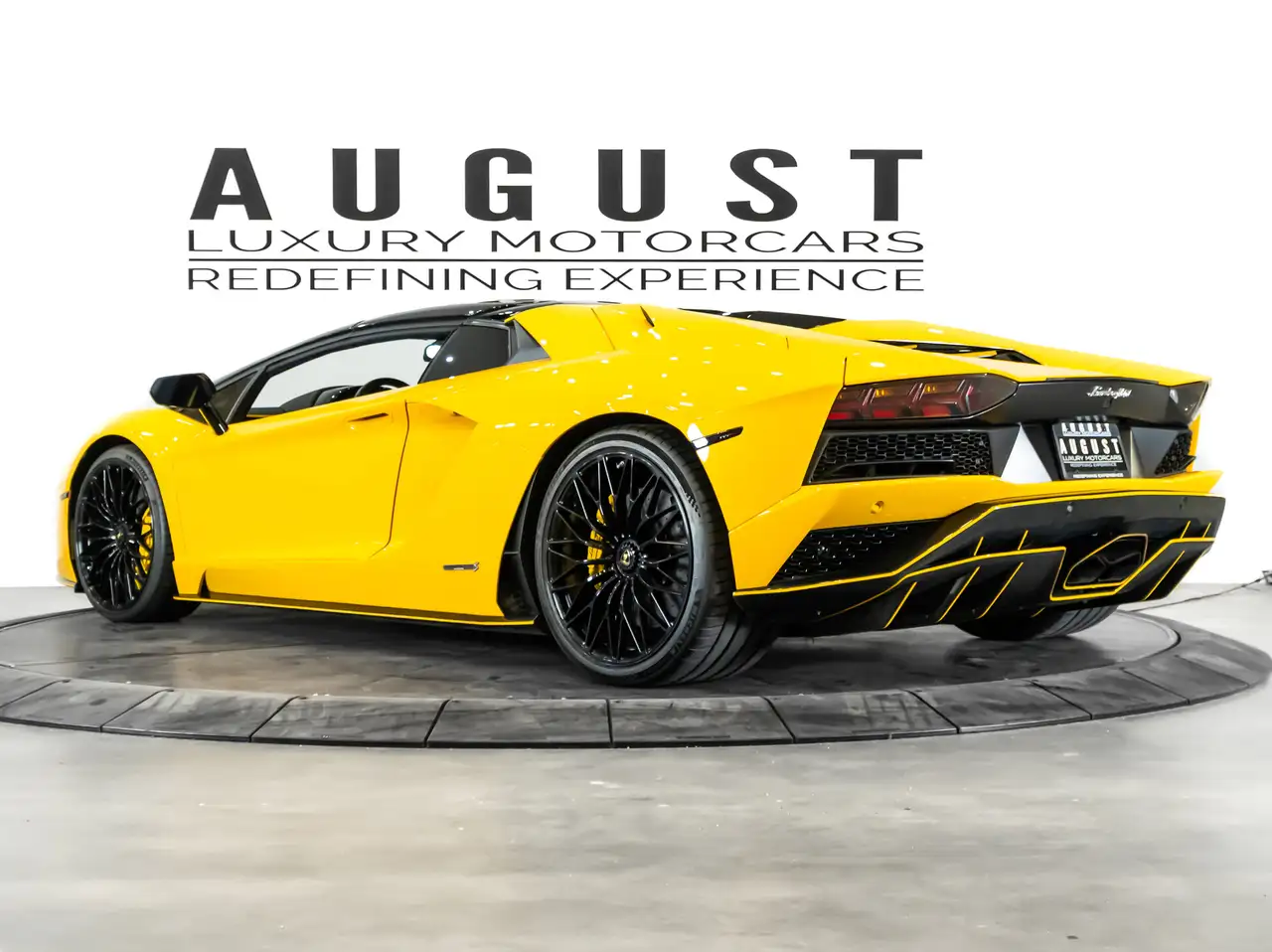 Lamborghini Aventador снимка Lamborghini Aventador