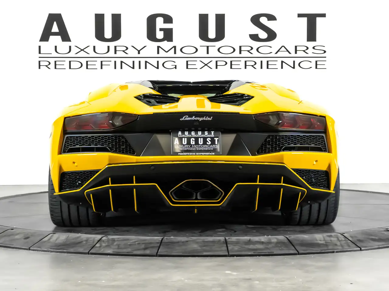Lamborghini Aventador снимка Lamborghini Aventador