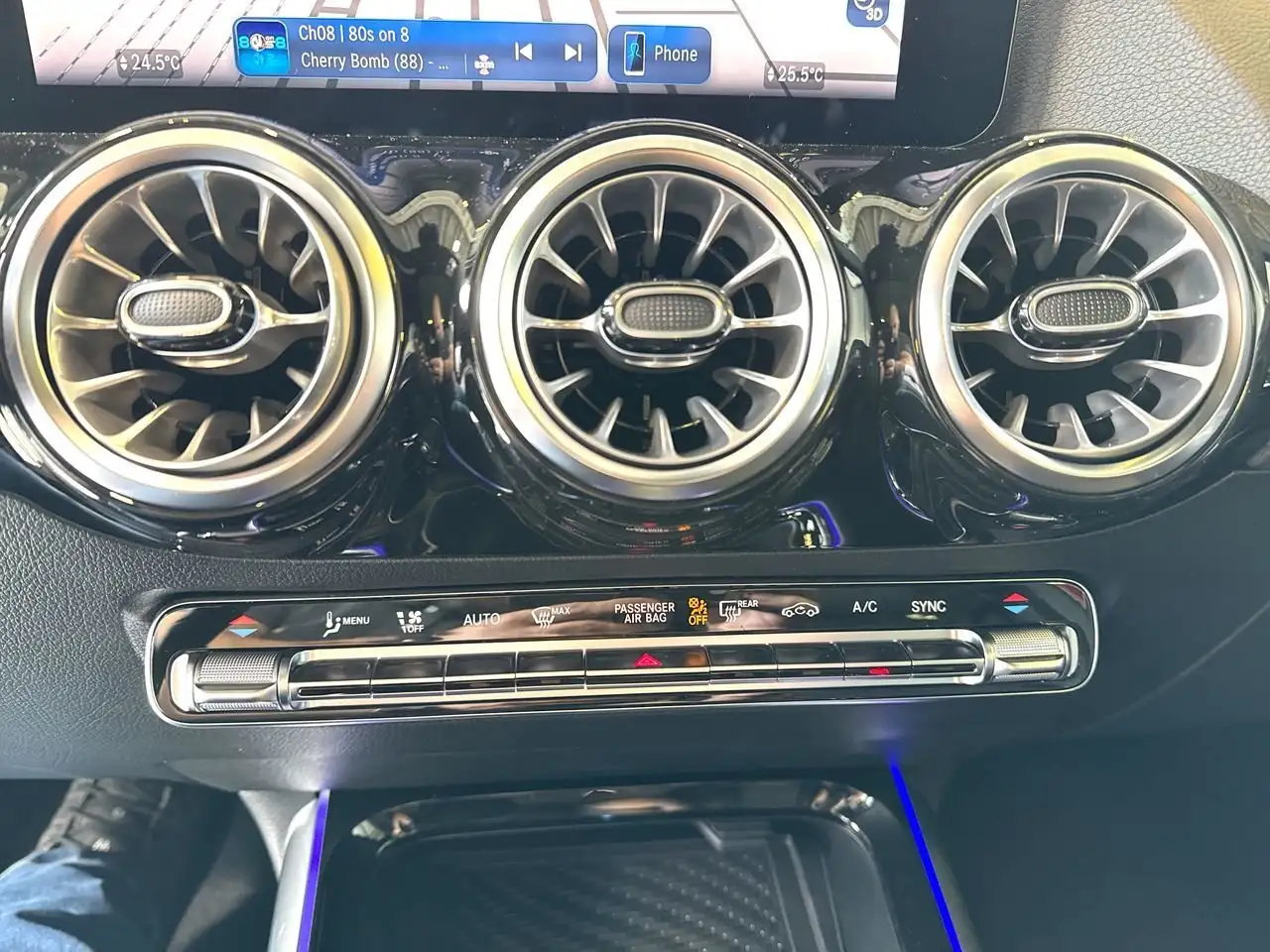 Mercedes-Benz GLA снимка Mercedes-Benz GLA
