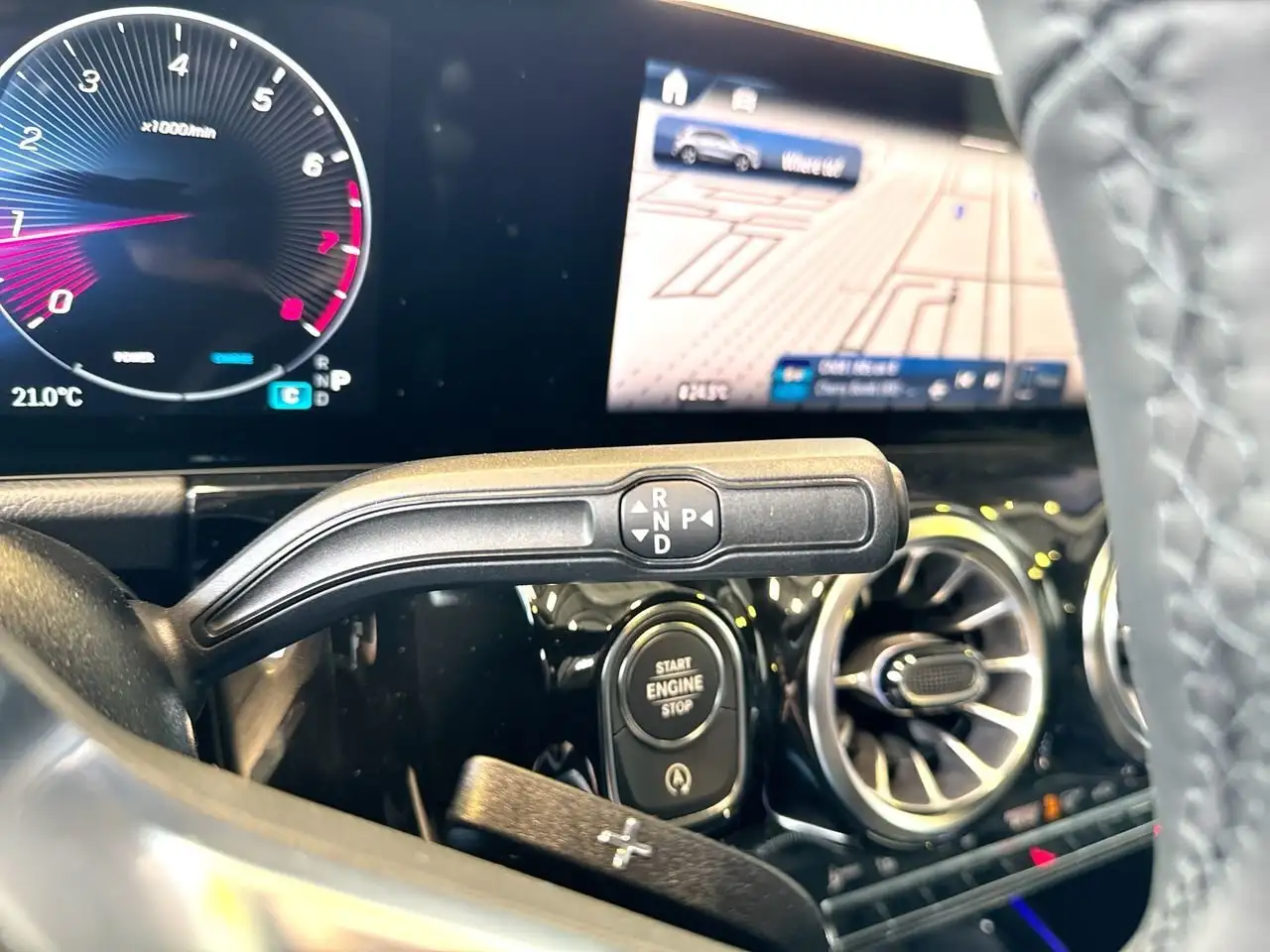 Mercedes-Benz GLA снимка Mercedes-Benz GLA
