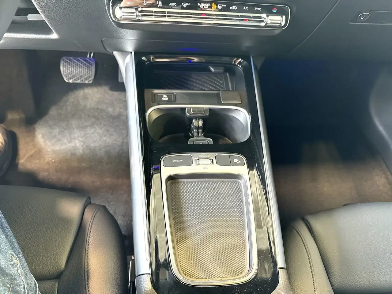 Mercedes-Benz GLA снимка Mercedes-Benz GLA