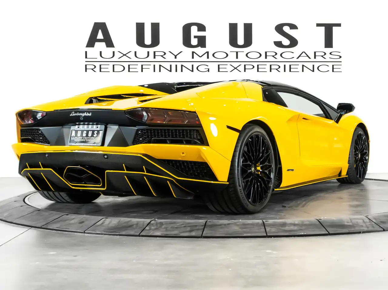 Lamborghini Aventador снимка Lamborghini Aventador