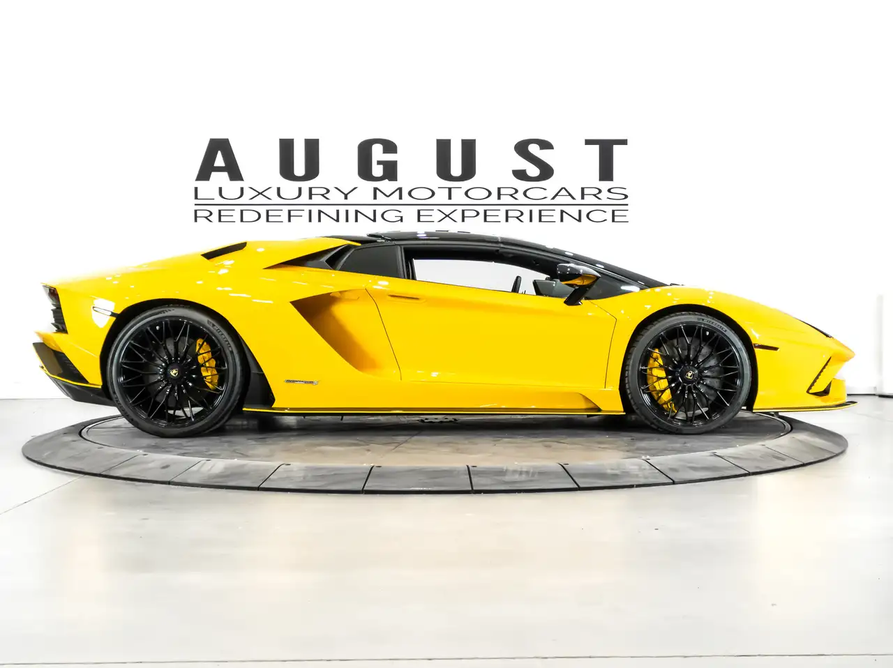Lamborghini Aventador снимка Lamborghini Aventador